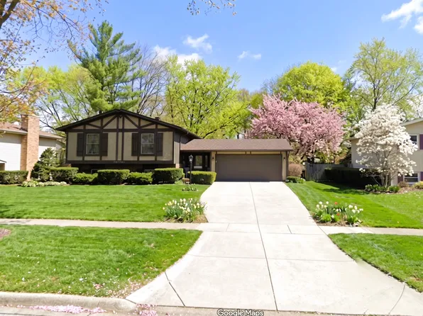 905 Nottingham Ln, Crystal Lake, IL 60014