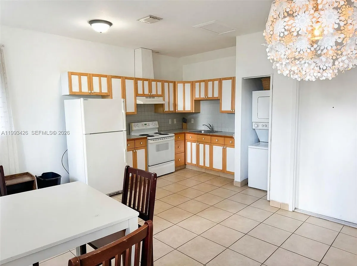 Building Photo - 404 NE 27th St #12A