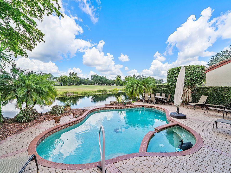 Heated pool and Jacuzzi 