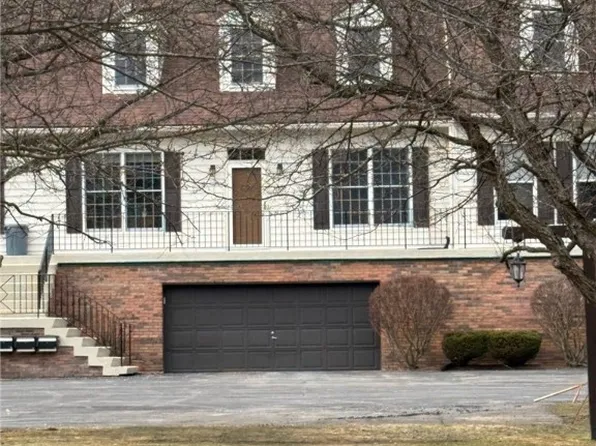 B10 Fairway Dr, New Hartford, NY 13413