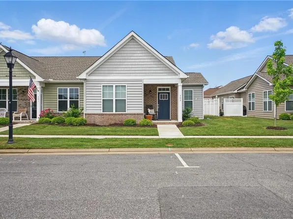 303 Cathedral St, Smithfield, VA 23430