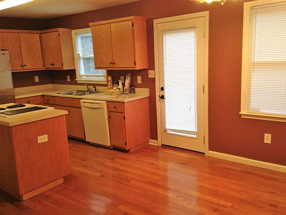 Open kitchen and dinning area