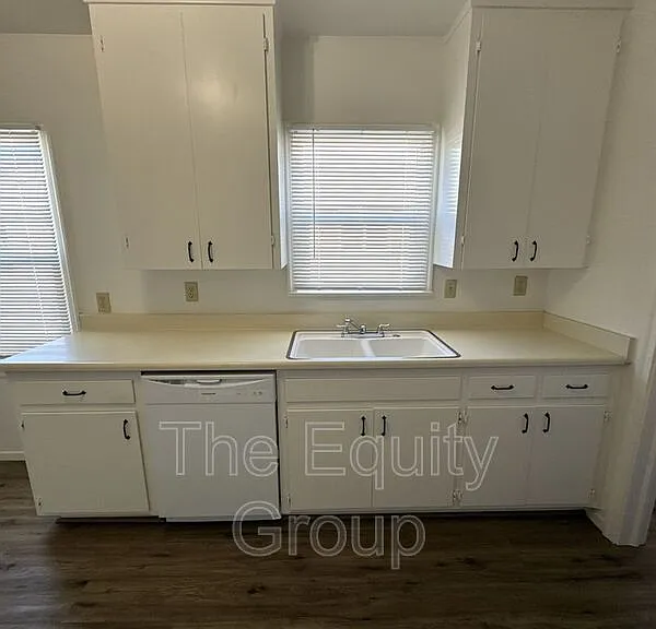 710 E Tulare Ave — Photo 6
