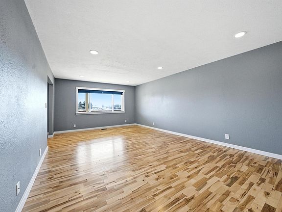 4th image of 42212 E Ridgecrest Loop NE