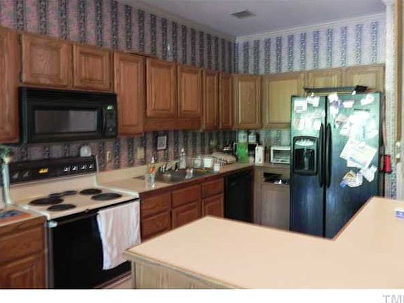 3rd image of 110 Fieldstone Dr