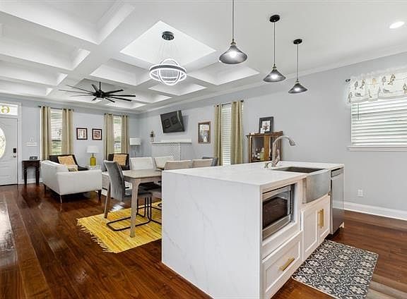 5th image of 624 Thayer St