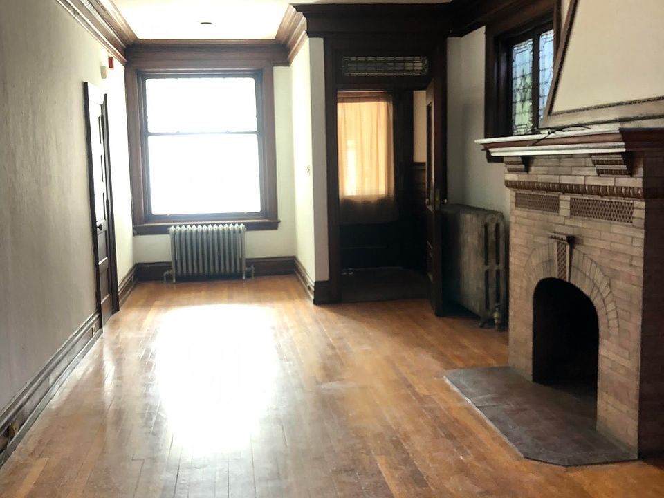 1st image of 4641 Spruce St Floor 1