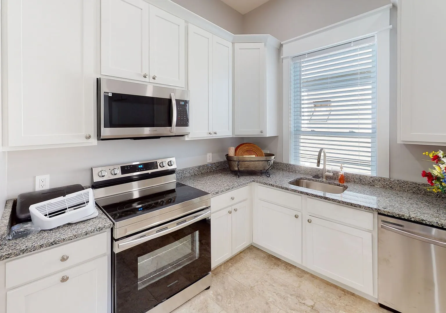 6BR in Fort Sanders | Walk to UTK & Neyland Stadium — Photo 2