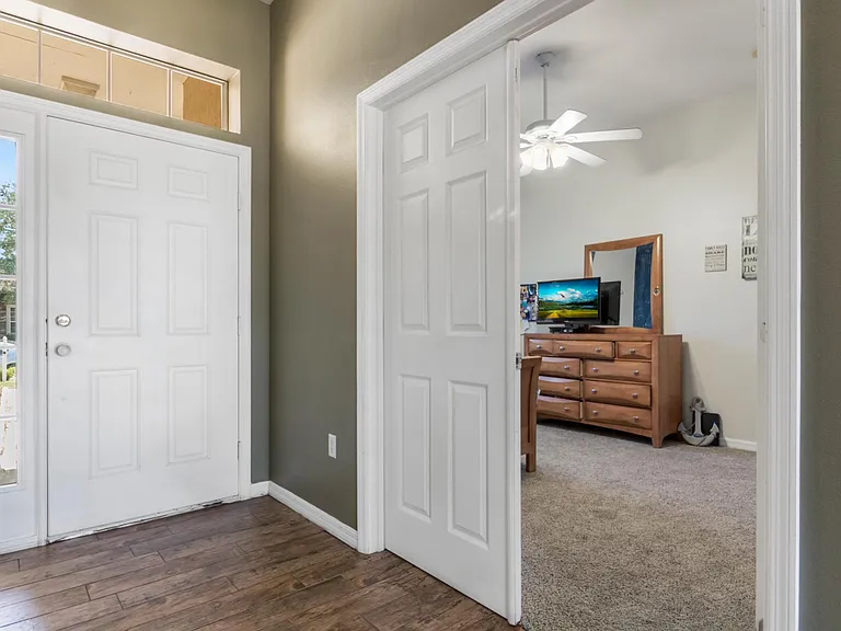 bedroom 2/ foyer