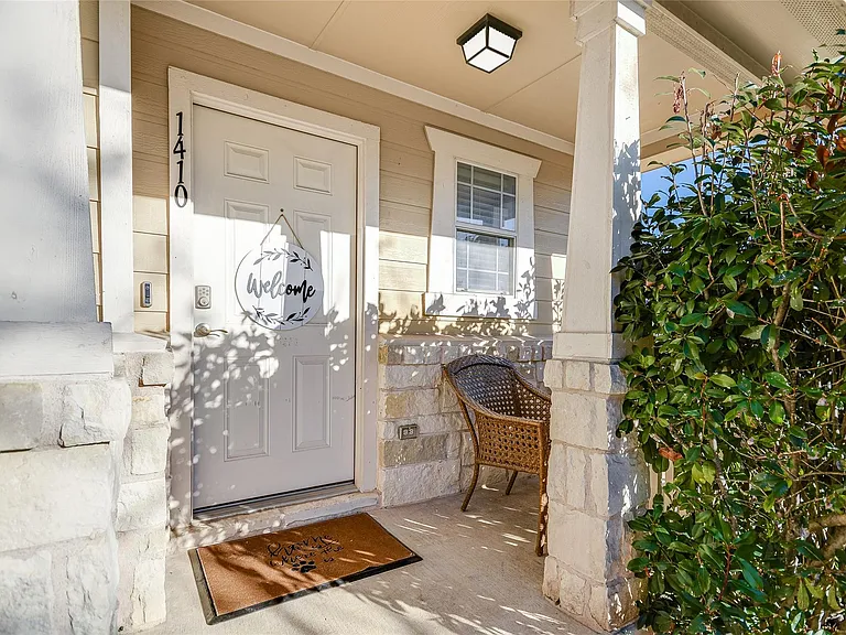 1410 Davis Mountain Loop — Photo 3