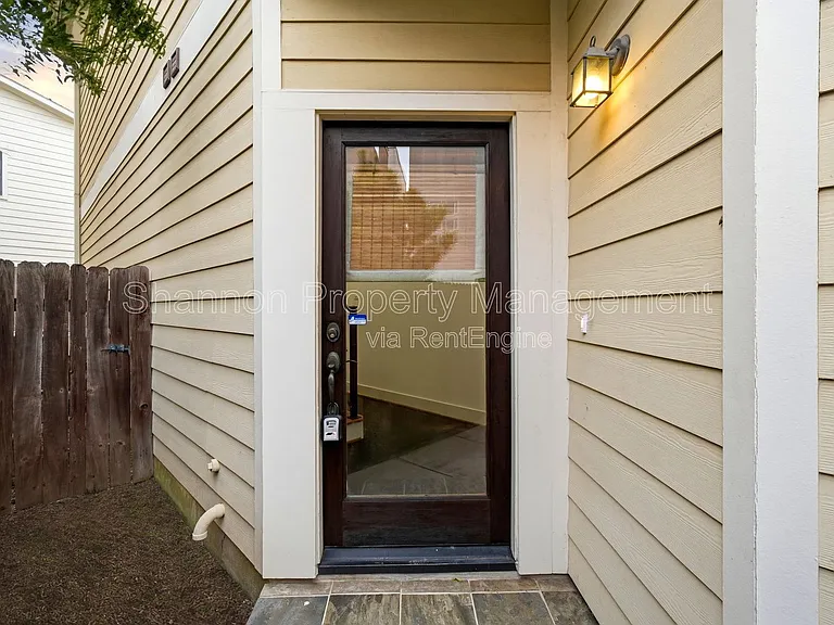 2323 Sperber Ln — Photo 6