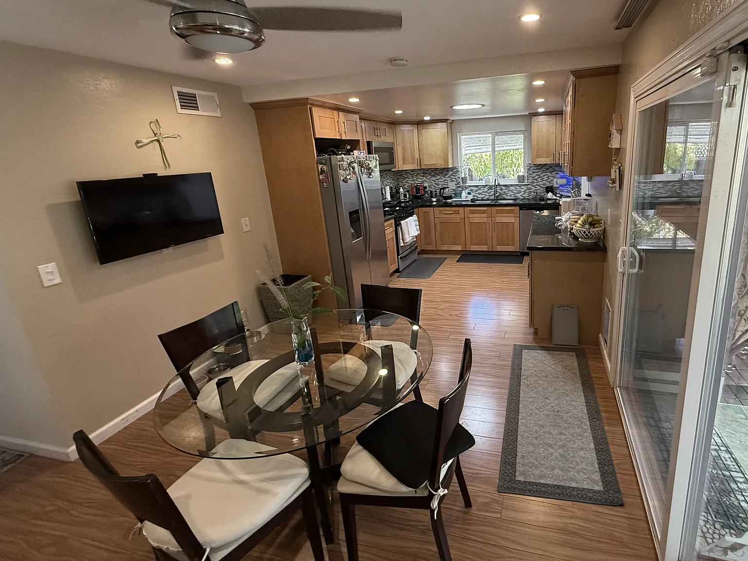 3 bed, 1300 sqft, $1,800 — Photo 4