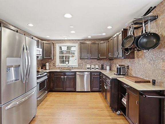 4th image of 23 Bellmore Rd