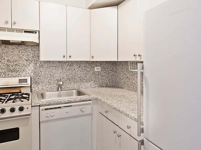 220 E 60th St #10G — Photo 5