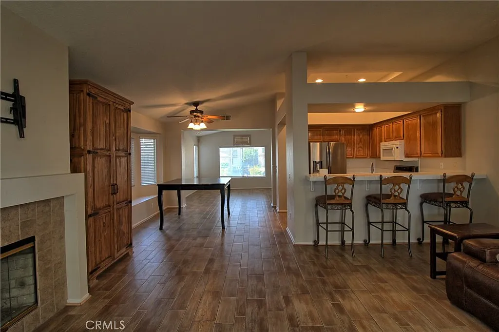 3 bed, 1420 sqft, $2,800 — Photo 4