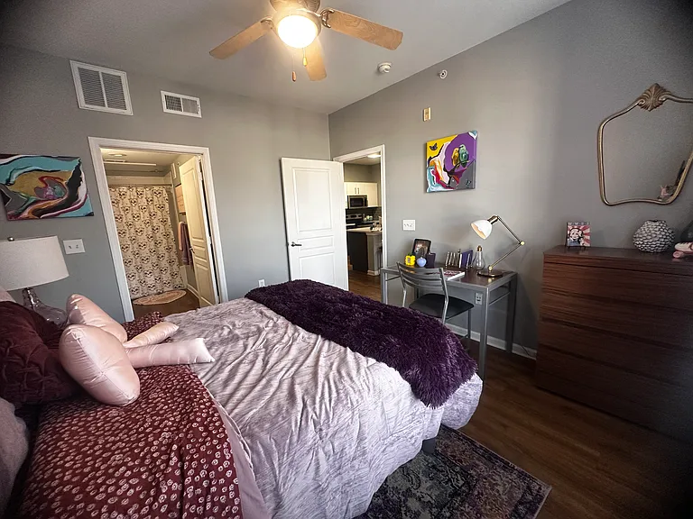 The Quarters Sterling House (Student Housing - Rent by the Bed) — Photo 45