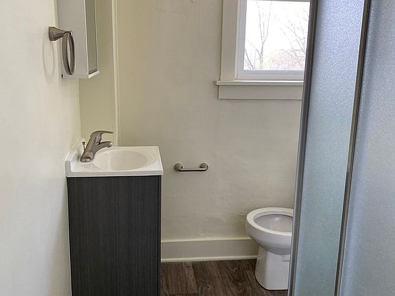 4th image of 461 Glen St #463