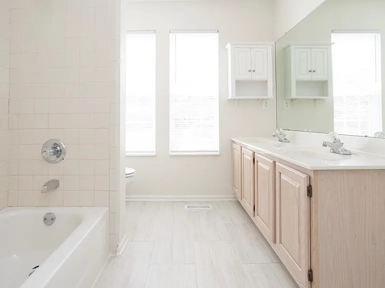 5390 Crossing Ln #5390 — Photo 8