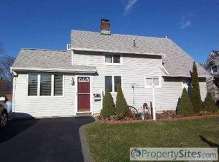 17 Redpoll Ln, Levittown, NY 11756