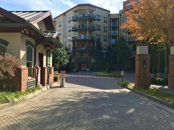 Guardhouse 24 hour, Concierge, Covered Parking Garage,