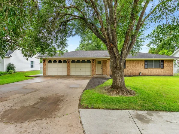 416 E Myrtle St, Angleton, TX 77515
