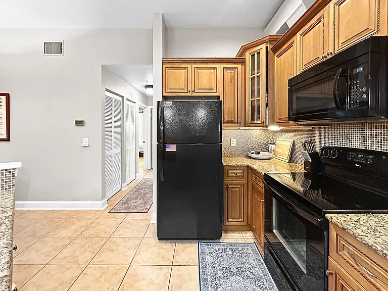 701 Mirror Lake Dr N #120 — Photo 10