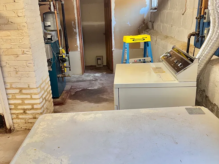 Shared laundry and tenant's area