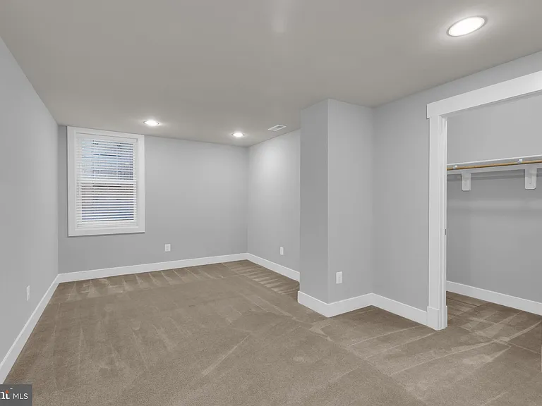 2233 N Underwood St — Photo 50
