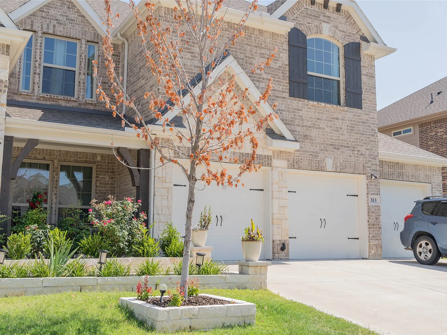 5 bed, 4.0 bath, 3948 sqft, $4,000 — Photo 3