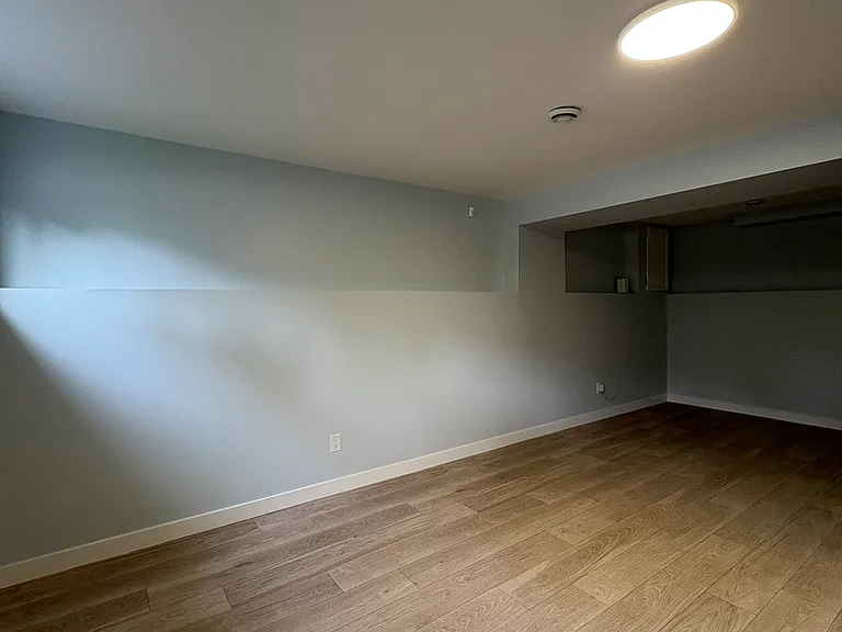 64 Riverton Ave — Photo 12