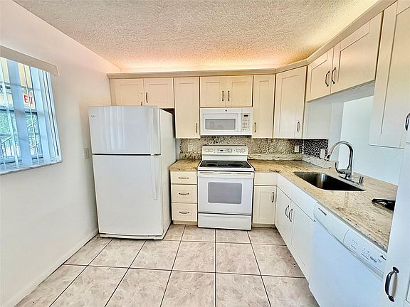 5th image of 3905 N Nob Hill Road #201