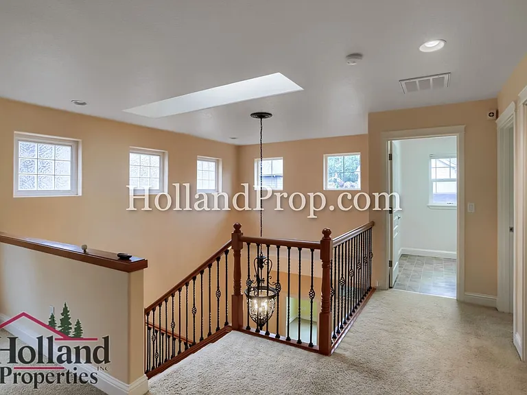 319 NW Wildwood St — Photo 5