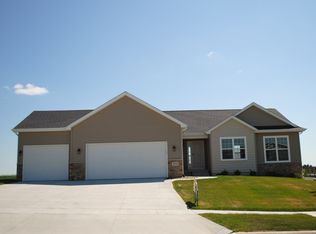 2902 Arbors Dr, Cedar Falls, IA 50613