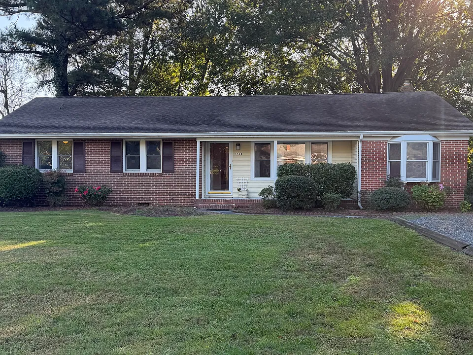 1734 Crestwood Cir