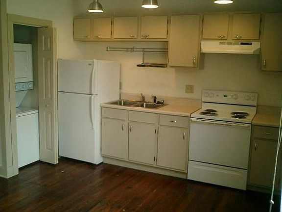 3rd image of 19 E 41st Ln
