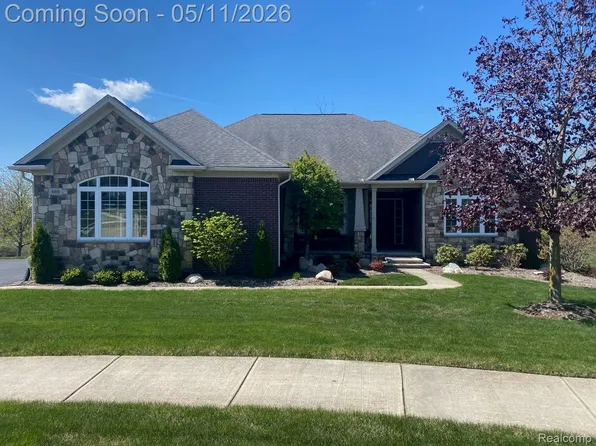 660 Willow Lake Ct, Oxford, MI 48371
