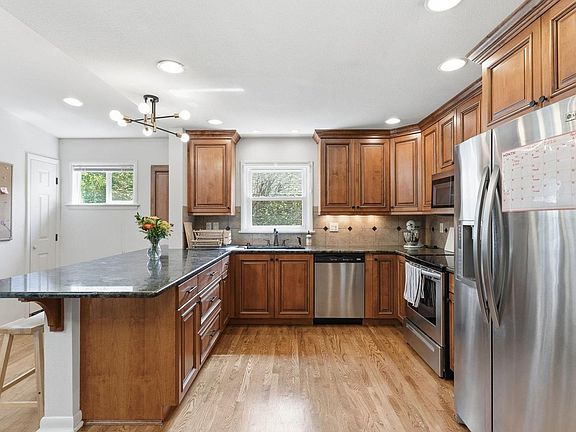 3rd image of 1114 W Mulberry St
