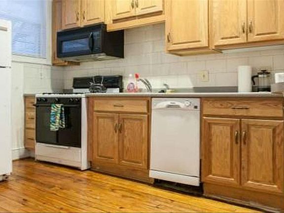 2nd image of 128 Pemberton St