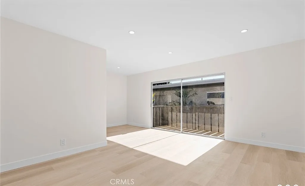 2 bed, 1000 sqft, $2,200 — Photo 3