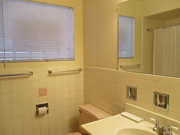 4th image of 4825 W Cornelia Ave