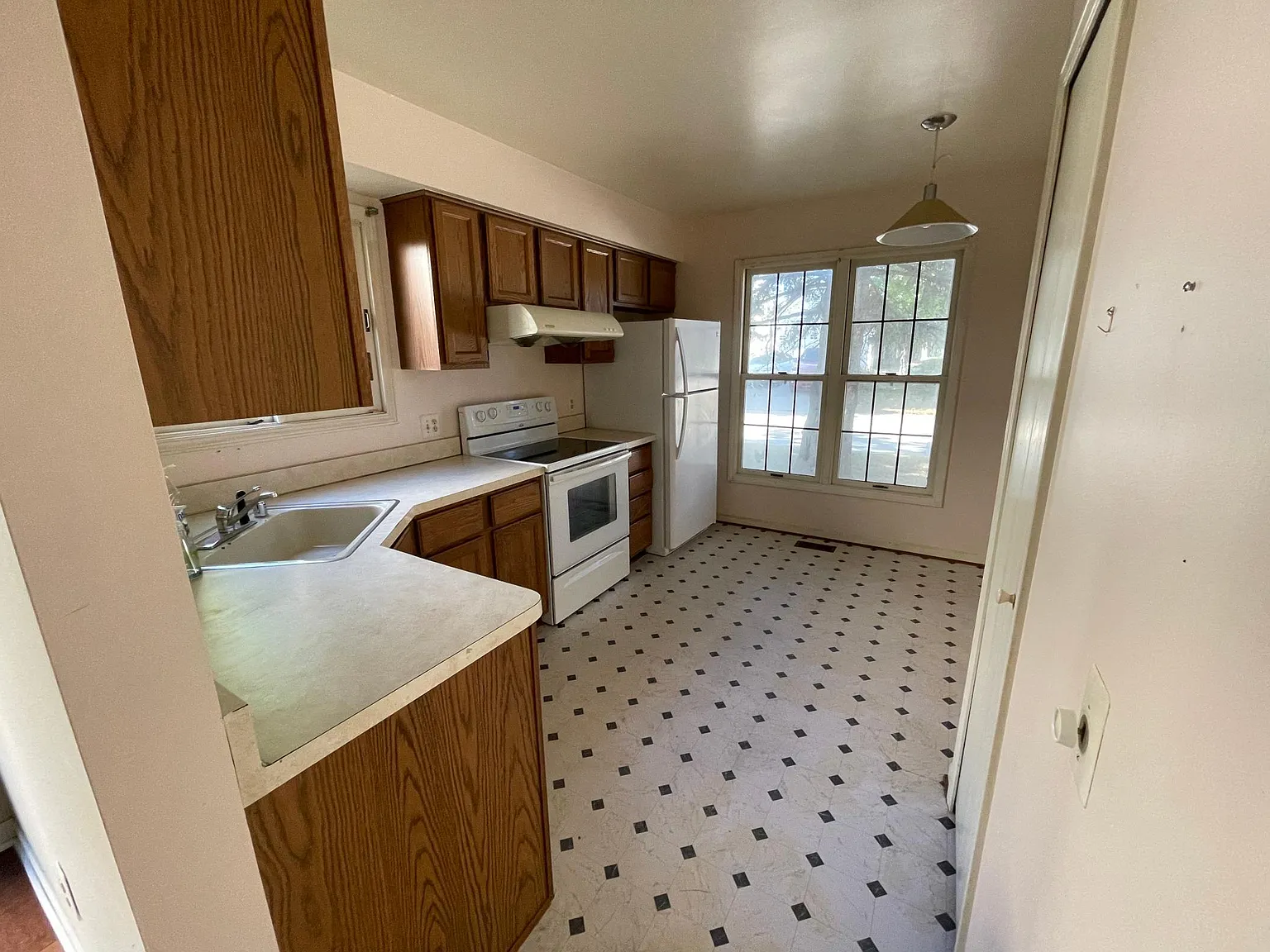 1544 Colony Drive — Photo 3
