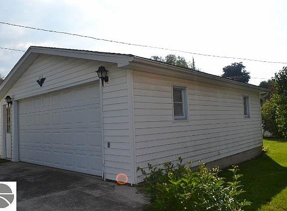 2nd image of 212 6th St