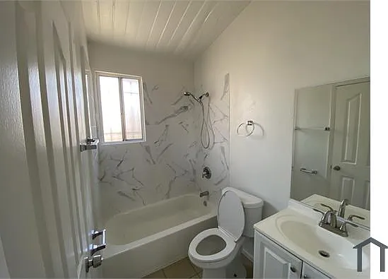 3 bed, 900 sqft, $2,880 — Photo 3