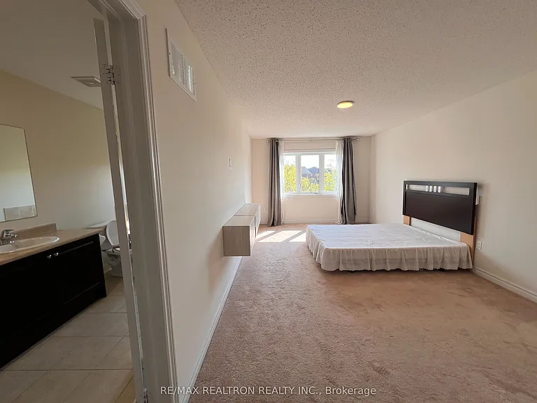 31 Napanee St — Photo 5