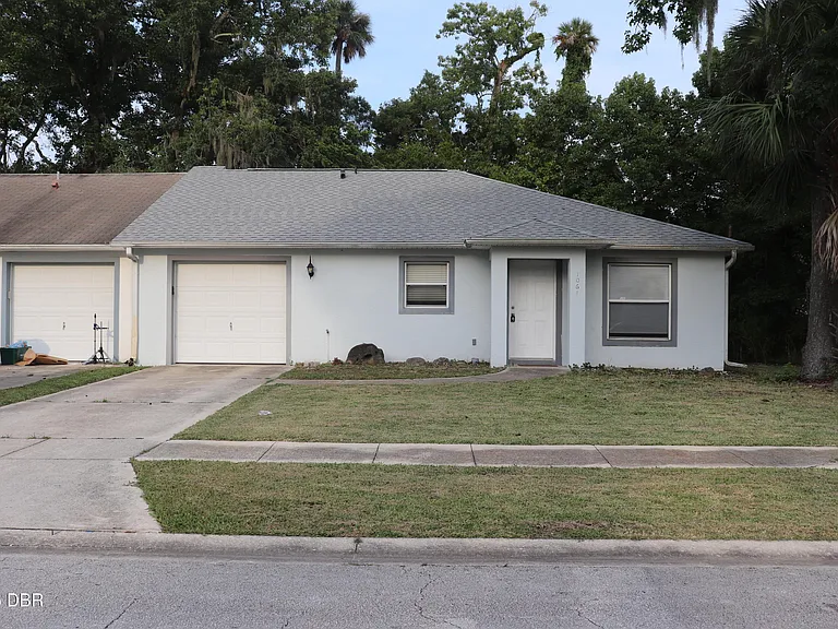 1061 Oak Forest Cir — Photo 1