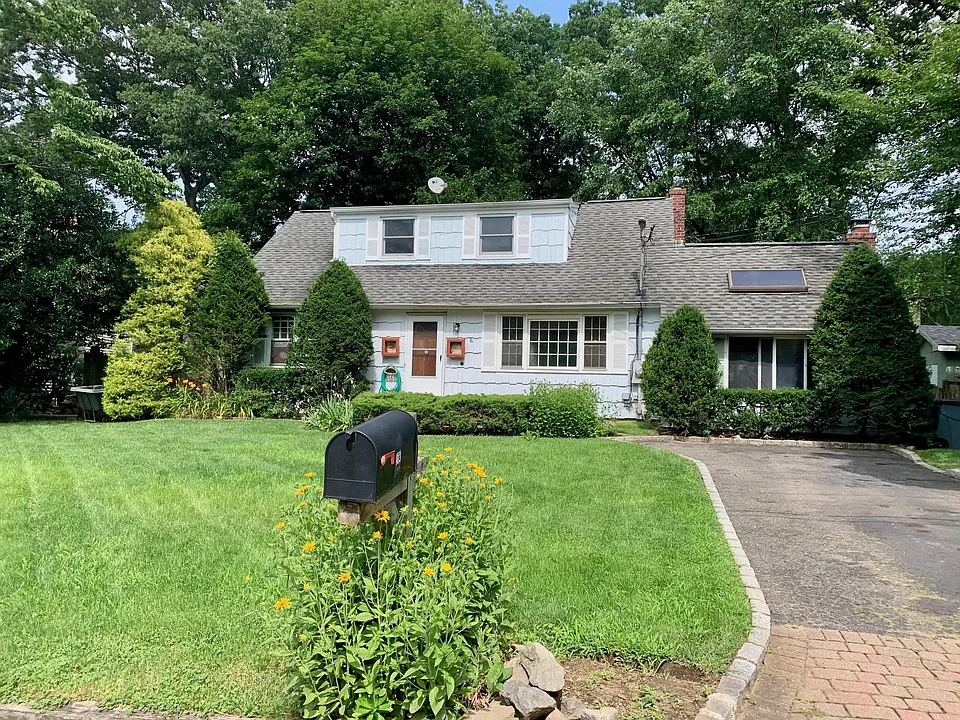 83 Hempstead Ave
