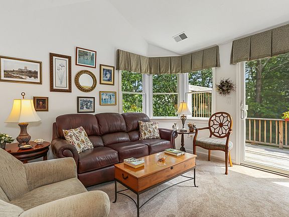 5th image of 14 Boxwood Cir