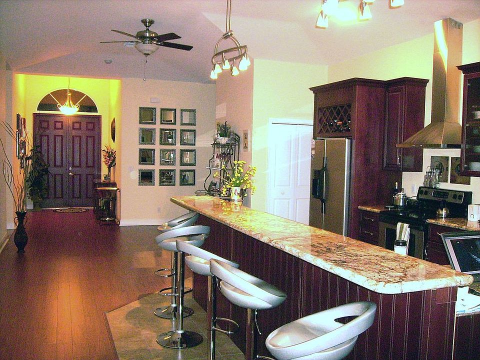 2nd image of 913 Laurel Rd