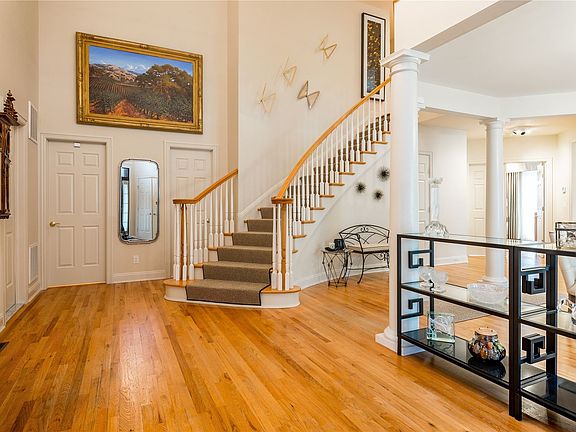 4th image of 20 Hathaway Ln