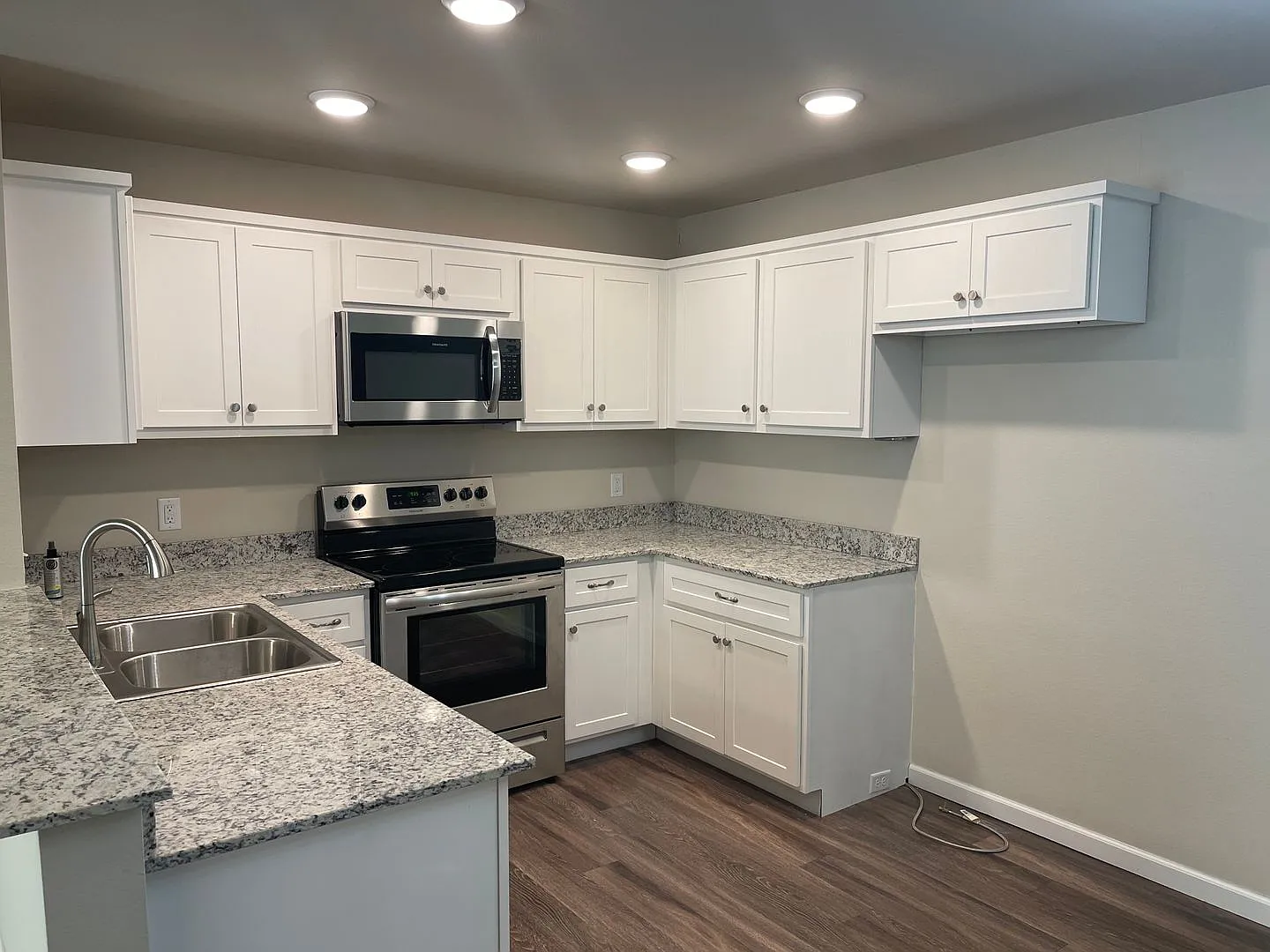New 3 bed 2 bath 2 car garage. — Photo 2
